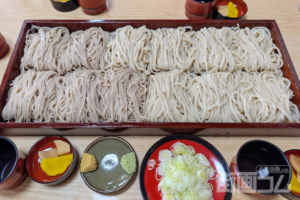 麦切り・生そば四～五人様用（大盛）：山形の板そばのような盛り付け