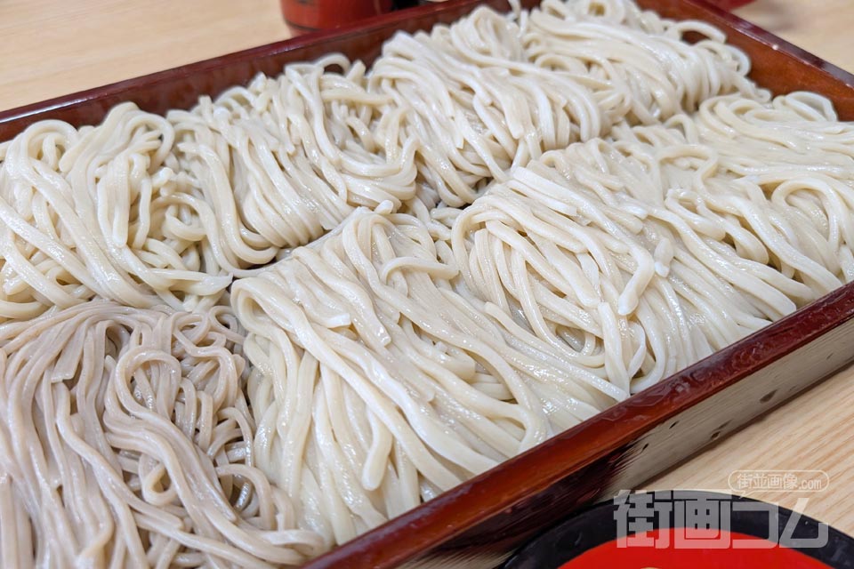 麦切り：アップ（山形の板そばのような盛り付け）