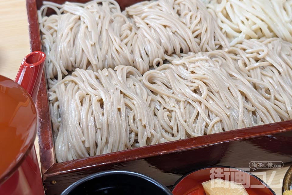 生そば：アップ（山形の板そばのような盛り付け）