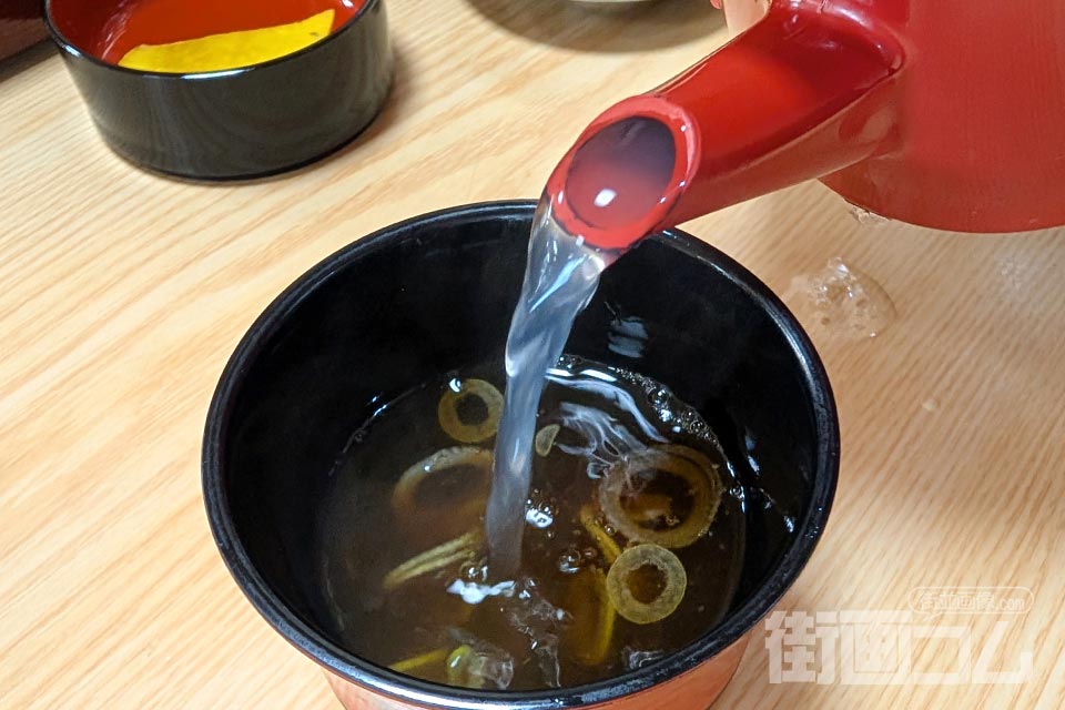 ツユとネギが入ったそばちょこにそば湯を注ぐ