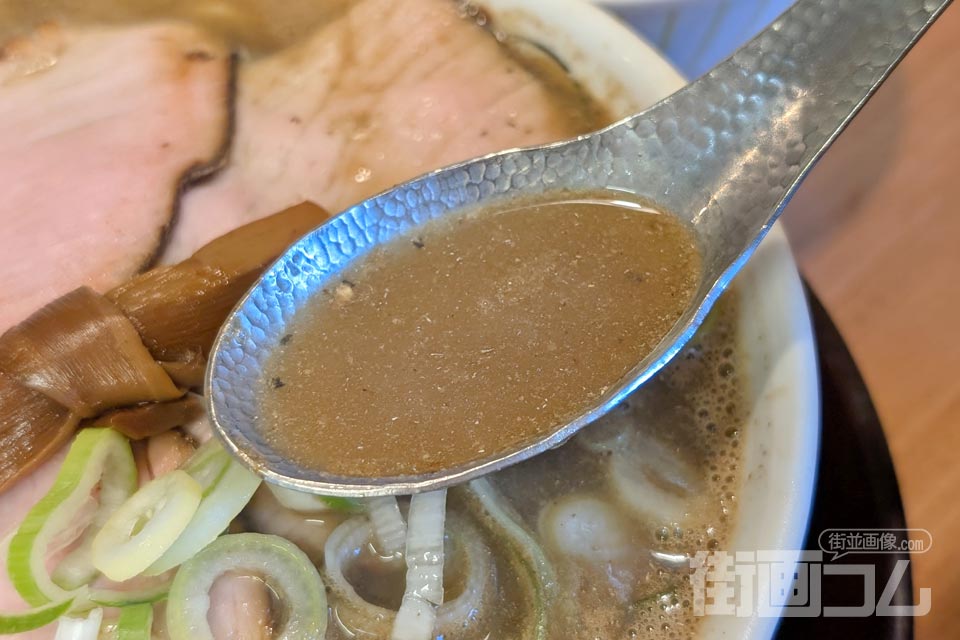 ひらこ屋の「こいくち煮干」レンゲですくったスープリフト