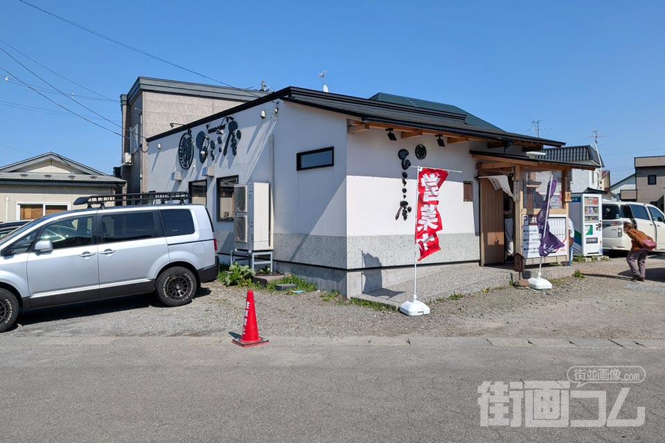 ひらこ屋のお店と駐車場