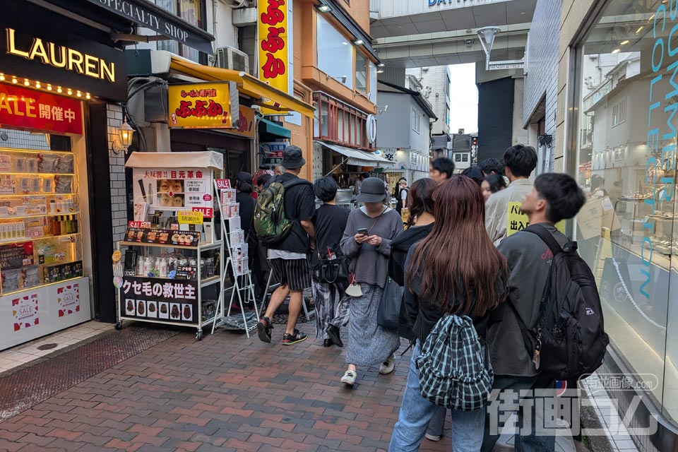 吉祥寺ぶぶかの店舗前から通りに沿って伸びる行列の最後尾