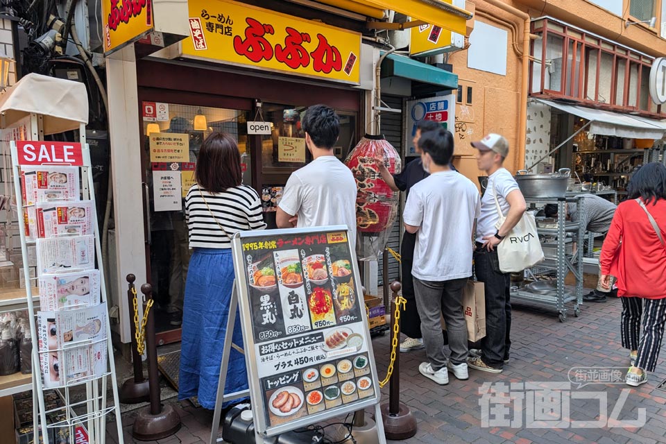 黄色い看板が目印のらーめん専門店ぶぶか吉祥寺北口店の外観