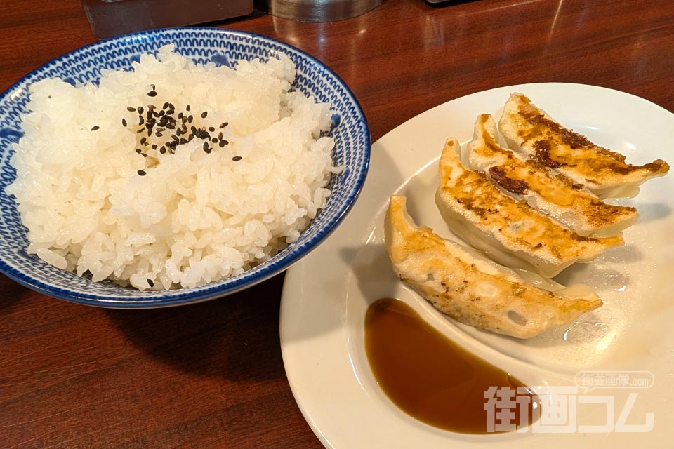 黒丸ごはんセットで先に運ばれてきたごはんと餃子4個