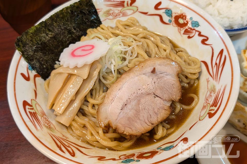 のり・なると・メンマ・チャーシューがのった黒丸油そば