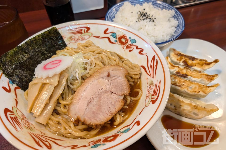 油そばに餃子とごはんが並ぶ黒丸ごはんセットの全景