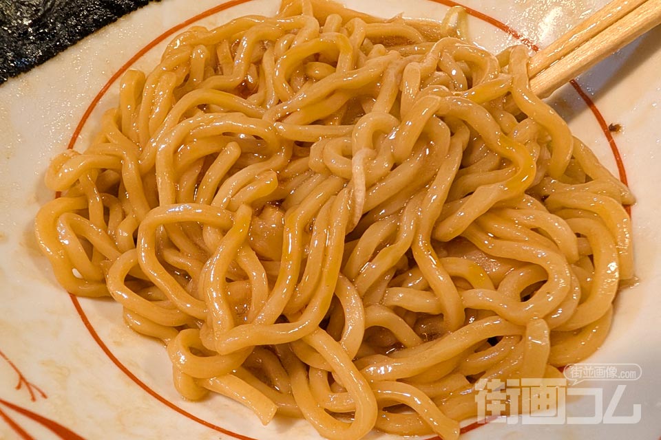 ラー油と酢を加えて味変した黒丸油そばの麺