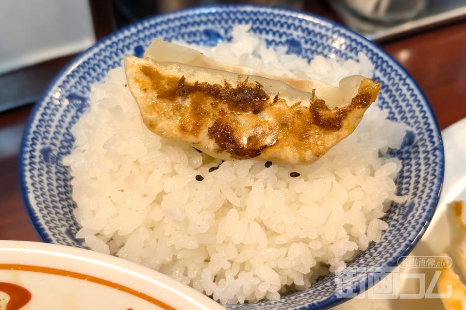 ごはんの上に餃子をのせた黒丸ごはんセットの食べ方