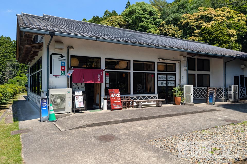 久留里城下食堂「城の里」の外観とえんじ色の暖簾