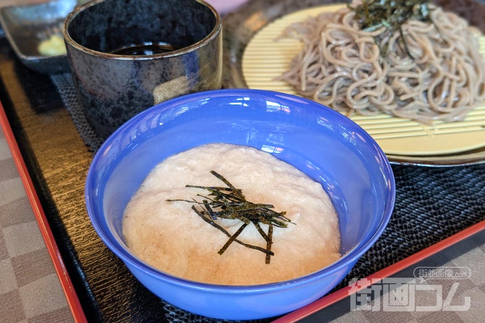 青い器に盛られた自然薯のとろろ。表面が盛り上がったまま形を保っている