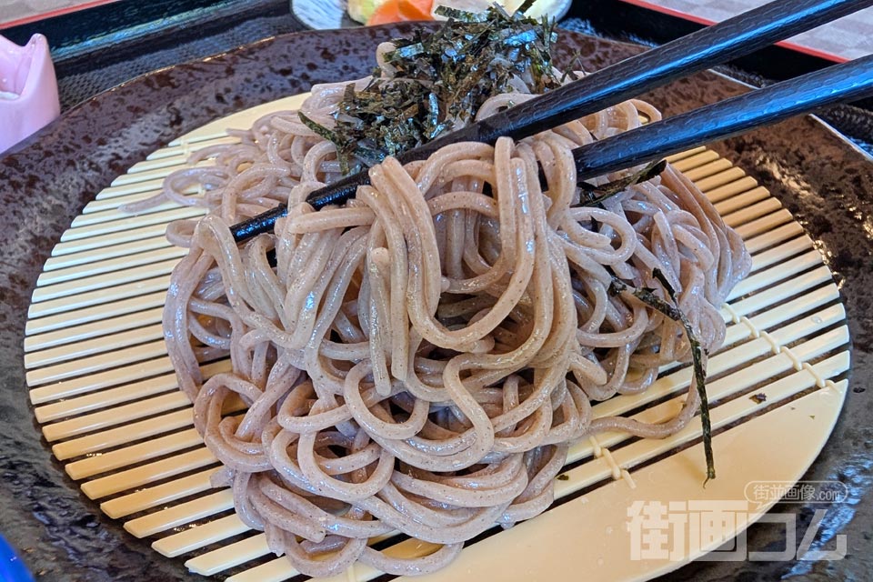 箸で持ち上げた城の里のそば
