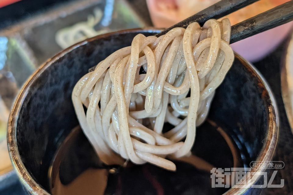 そばをつゆにつけて持ち上げたところ