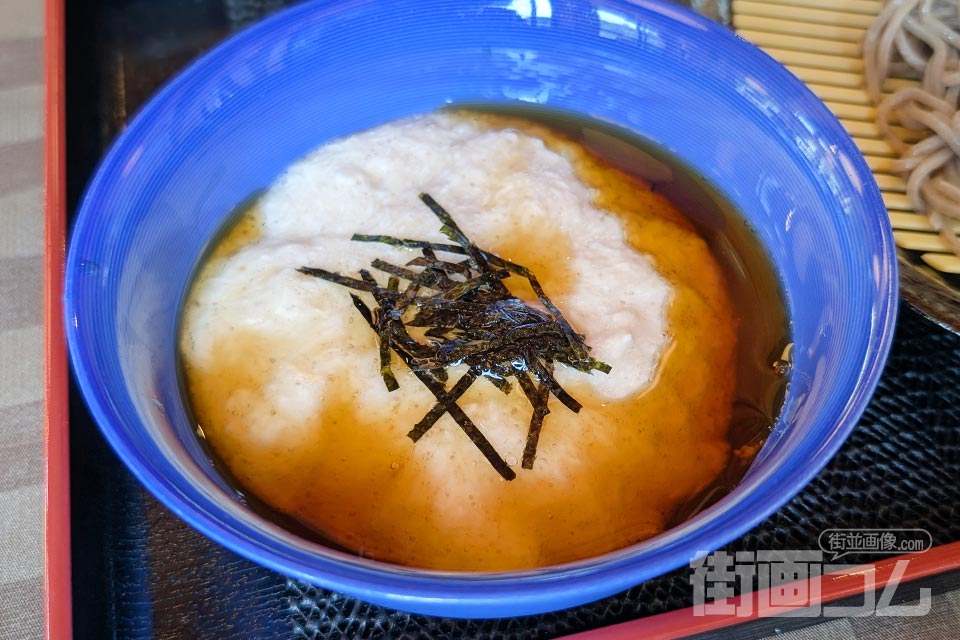とろろにつゆを注いだ直後。とろろとつゆが分離している