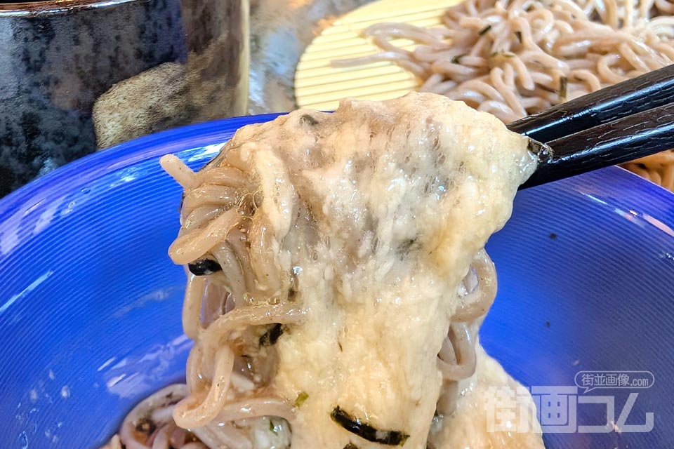 そばに絡んだ自然薯のとろろ