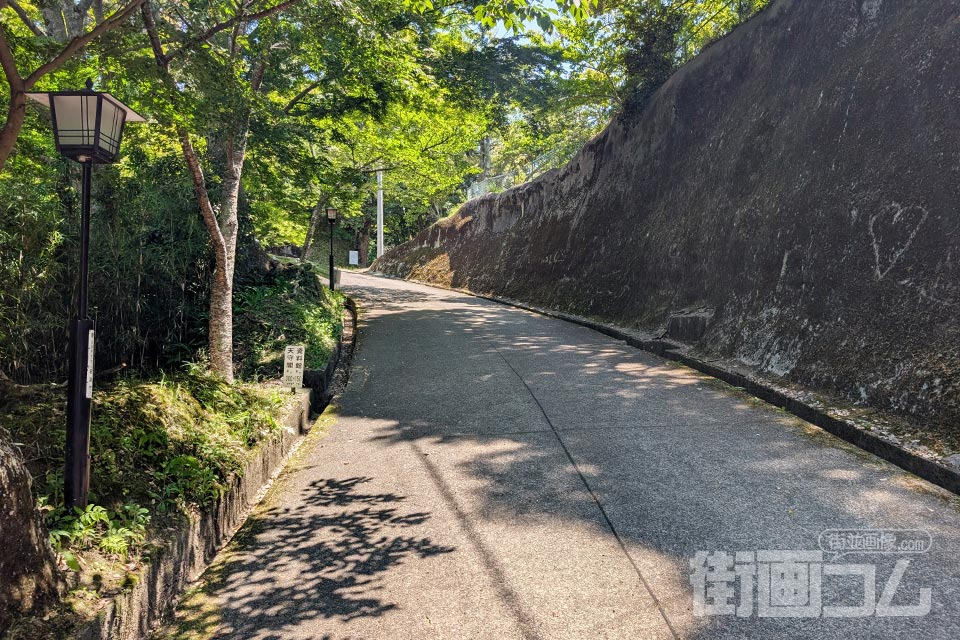 本丸まで300m地点の林道城山線