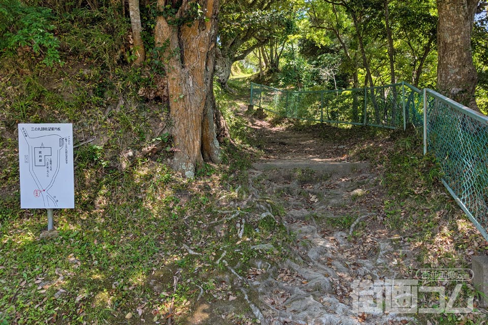 城山探鳥路の入口にあたる土の道