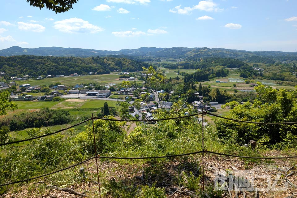 展望台から見渡す久留里のふもとの田畑と山並み