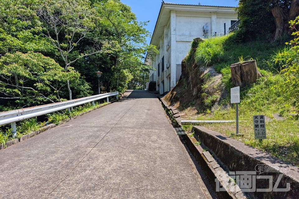 本丸まで200m、二の丸まで50mの距離標識
