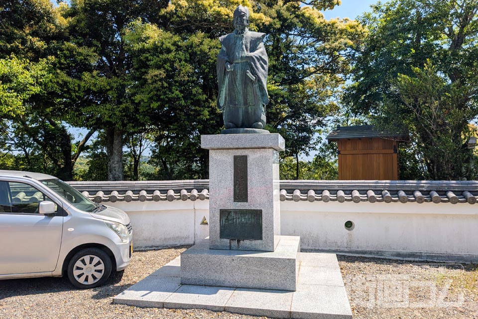 二の丸に立つ新井白石の像