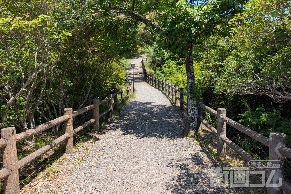 木の柵に沿って続く二の丸から本丸への遊歩道