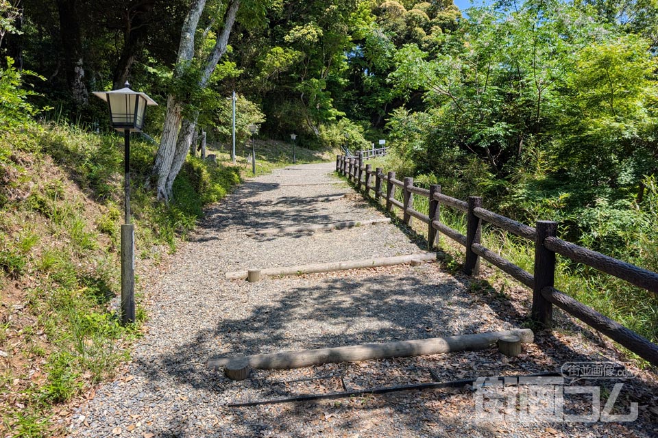 天守へ向かう緩やかな上りの遊歩道