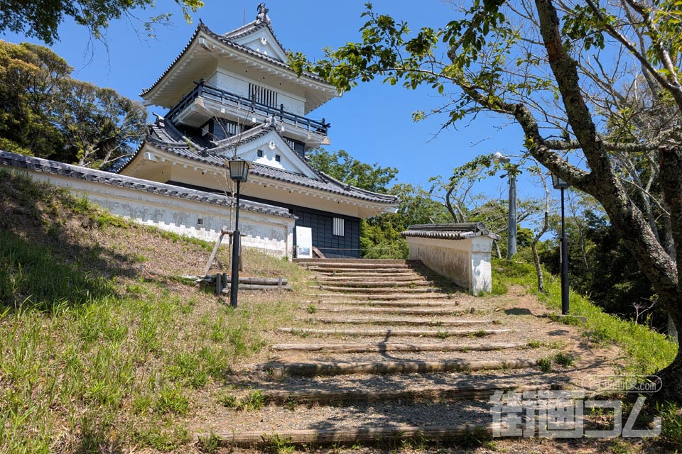 遊歩道の先に見える久留里城の模擬天守