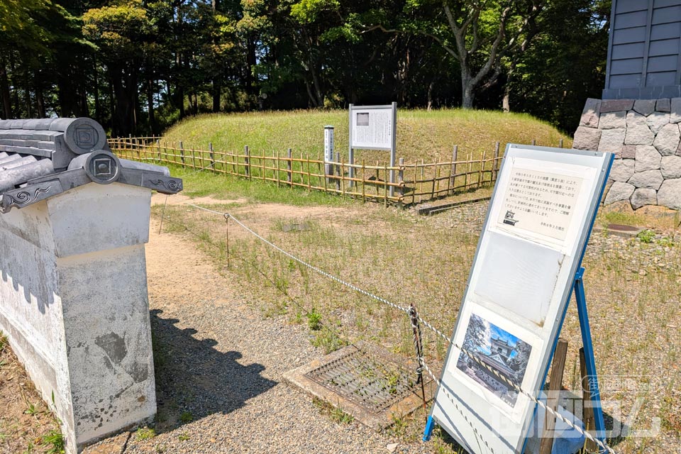天守の奥にある本丸・天守台跡と案内板