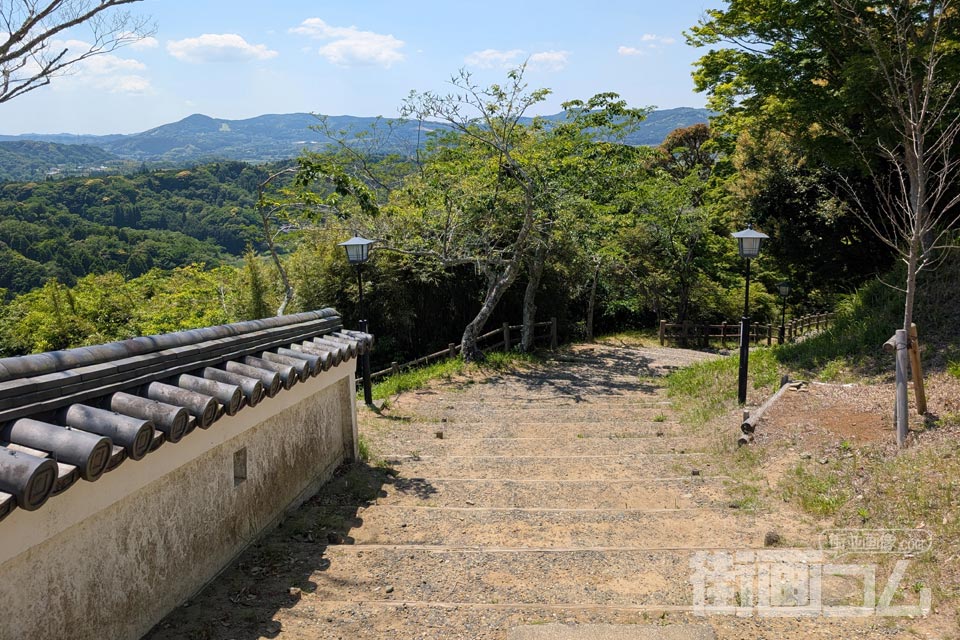 天守から二の丸へ下る遊歩道と房総の山並み