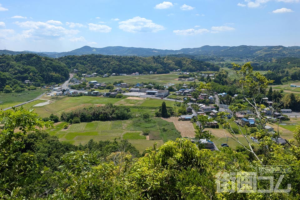 久留里城から見下ろす久留里のふもとの町並みと山並み