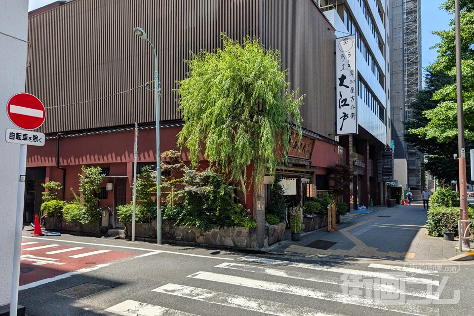 昭和通り沿いの角に建つ大江戸の外観