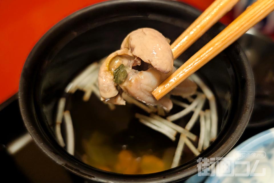 肝吸いの肝を箸で持ち上げたところ