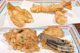 新宿の老舗「天ぷら船橋屋」で昼飲み！特選「松」を3種の塩で食べ比べ