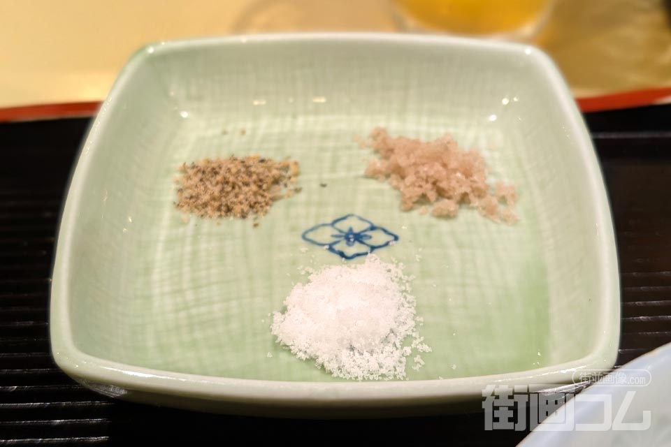 取り皿に盛った自然塩・ハーブソルト・藻塩の3種の塩