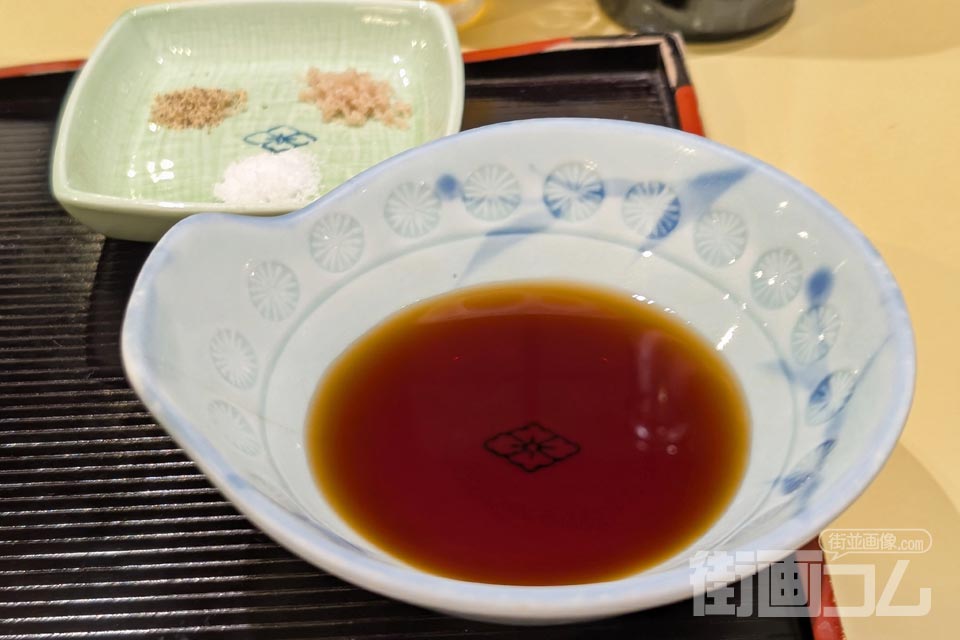 船橋屋の紋が透けて見える器に入った天つゆ