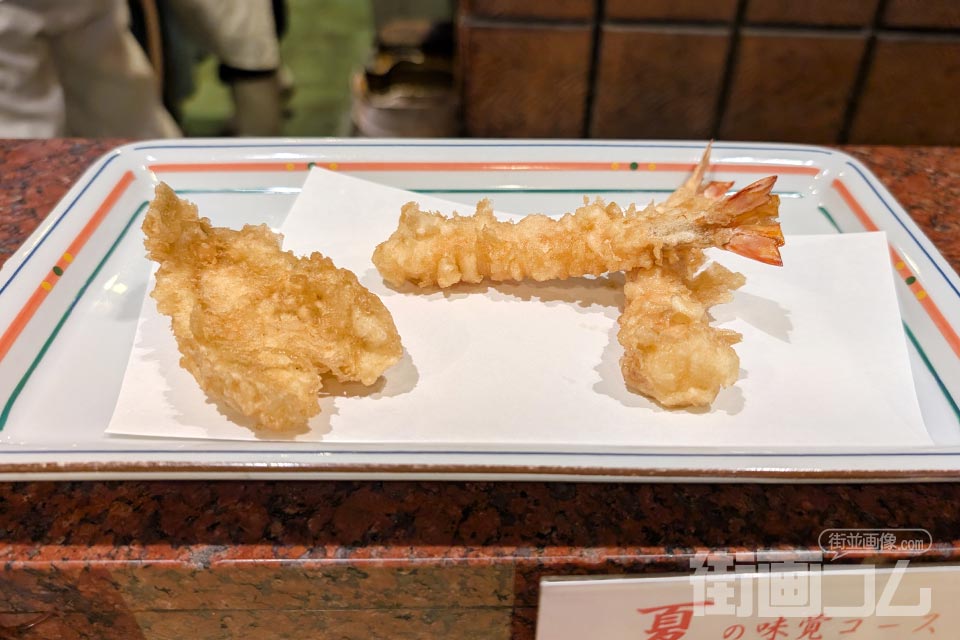 カウンターに出された揚げたての巻海老2本とキスの天ぷら