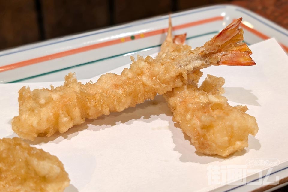 赤い尾まできれいに揚がった巻海老の天ぷら