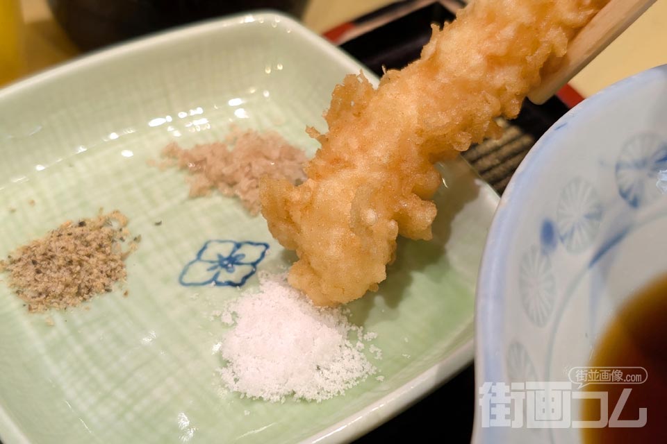 巻海老の天ぷらに自然塩をつける