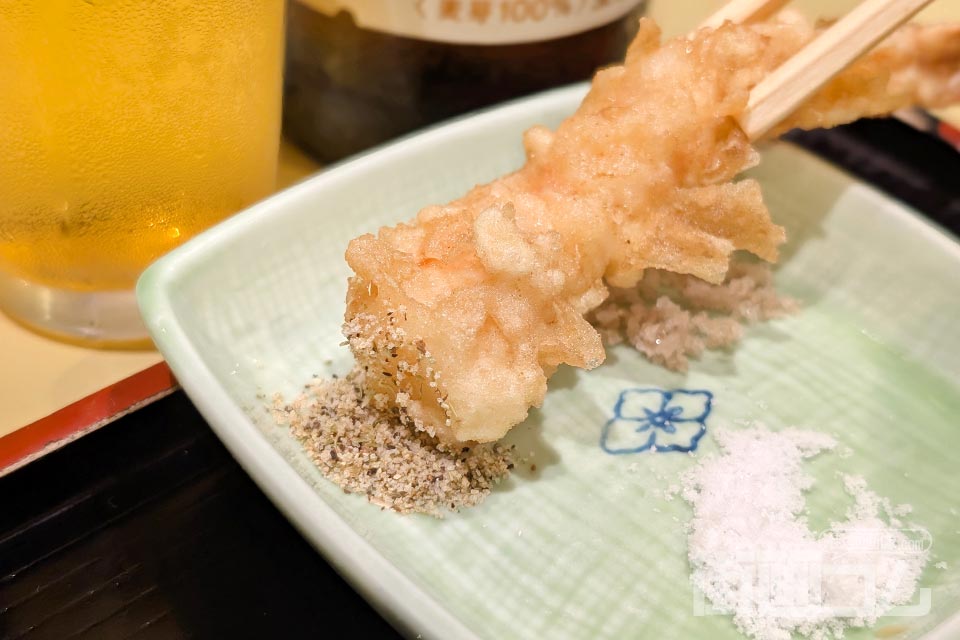 巻海老の天ぷらにハーブソルトをつける