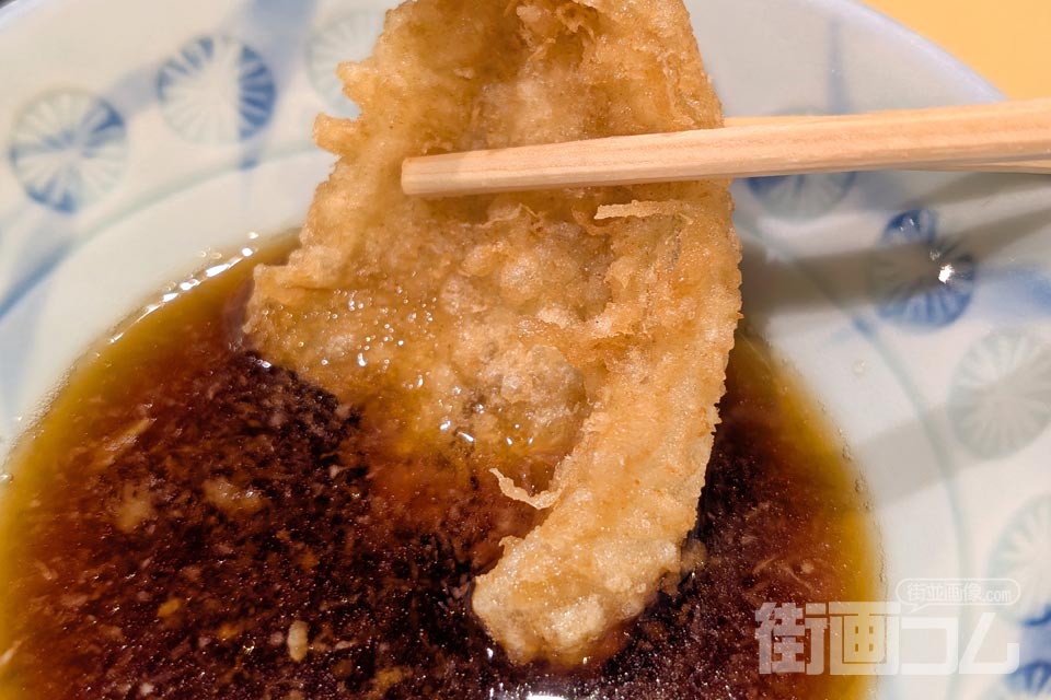 キスの天ぷらを大根おろし入りの天つゆにつける