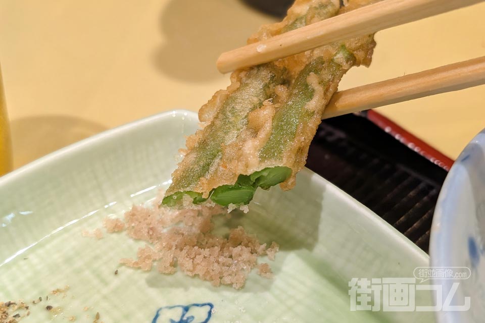 インゲンの天ぷらに藻塩をつける