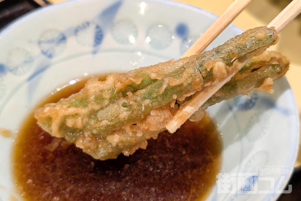 インゲンの天ぷらを大根おろし入りの天つゆにつける