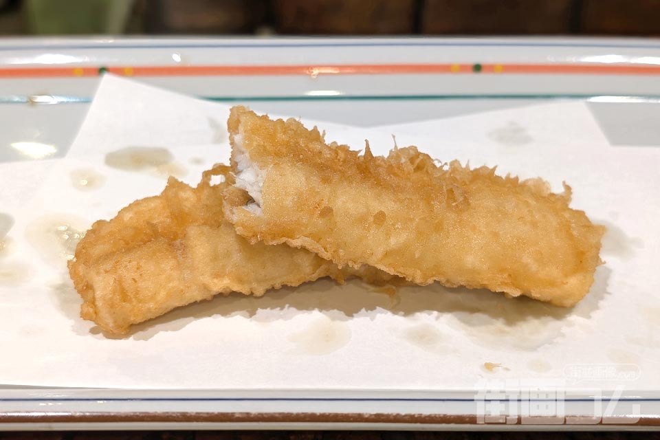 2つに切り分けられた穴子の天ぷら