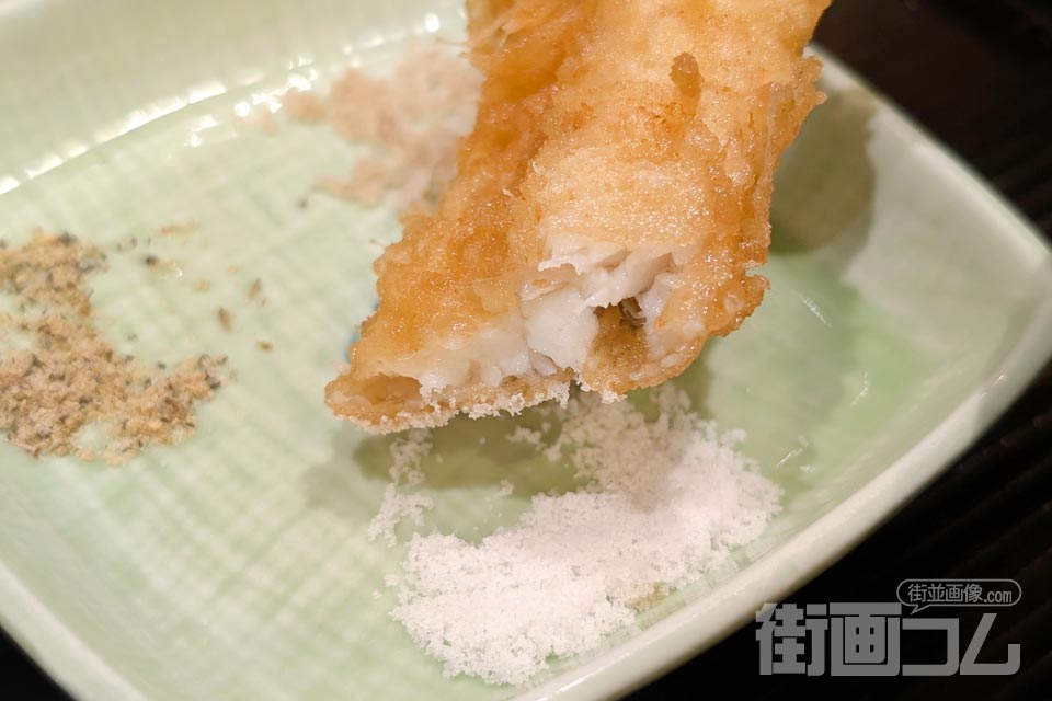 穴子の天ぷらに自然塩をつける