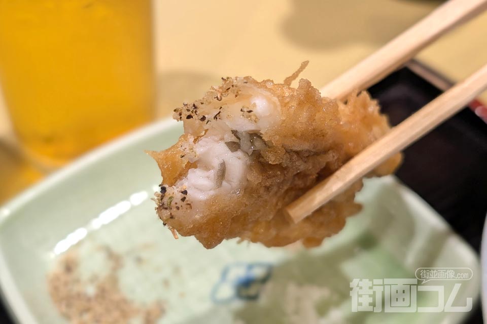穴子の天ぷらにハーブソルトをつける