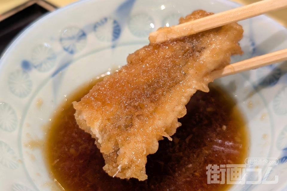 穴子の天ぷらを大根おろし入りの天つゆにつける