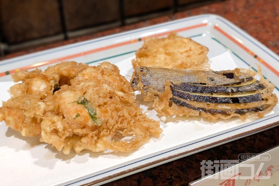 カウンターに出されたかき揚げ・茄子・玉ねぎの天ぷら