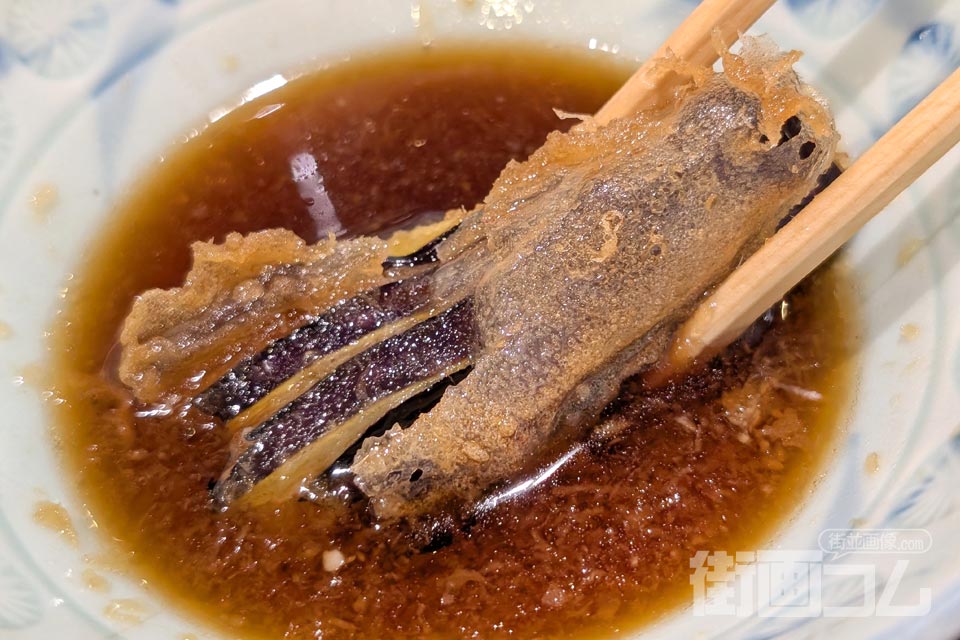 茄子の天ぷらを大根おろし入りの天つゆにつける