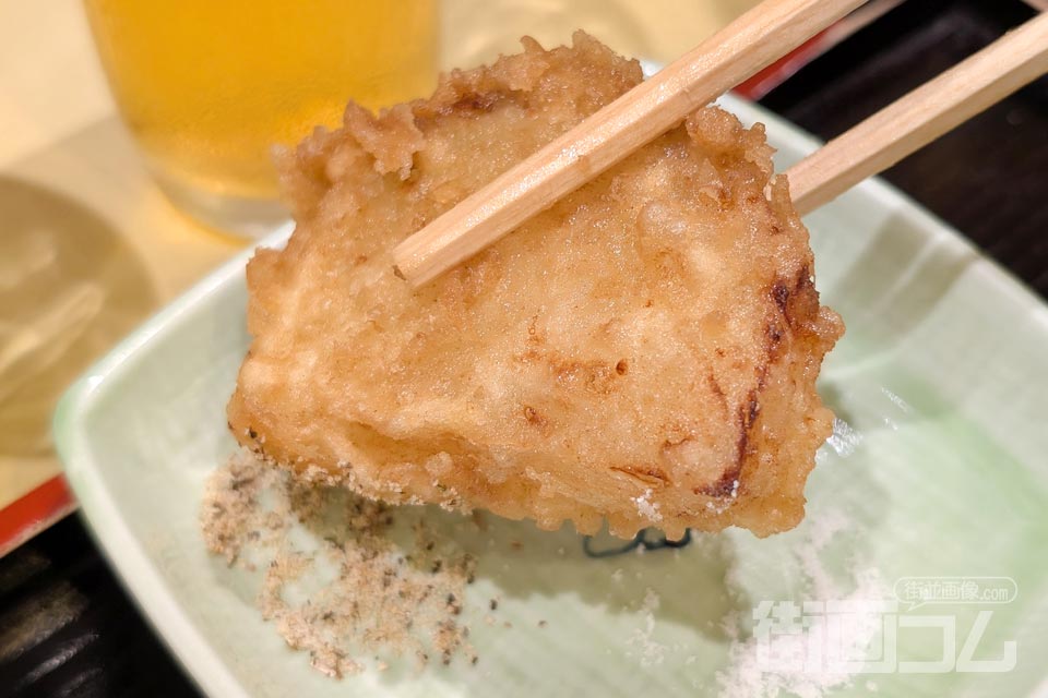 玉ねぎの天ぷらにハーブソルトをつける