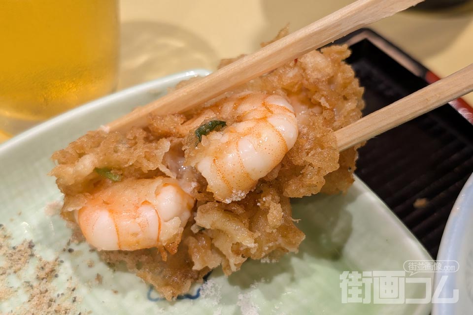 小海老と三つ葉のかき揚げに自然塩をつける